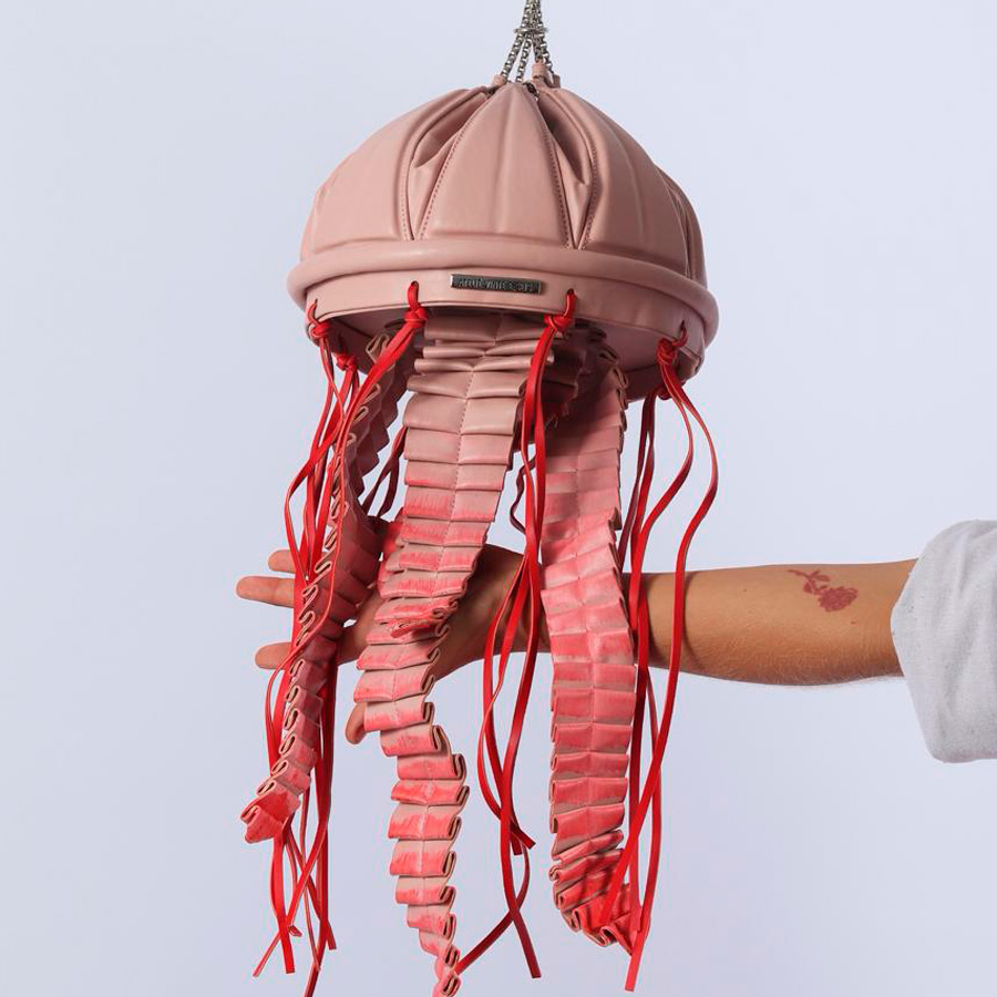 Imagem destaque do Ateliê 26, fotografia de uma bolsa feita em tons de vermelho que imita a forma de uma água viva