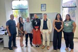 no centro, da esquerda para a direita - Jorge Mário, Karen Benevides e Raimundo Lopes/Divulgação